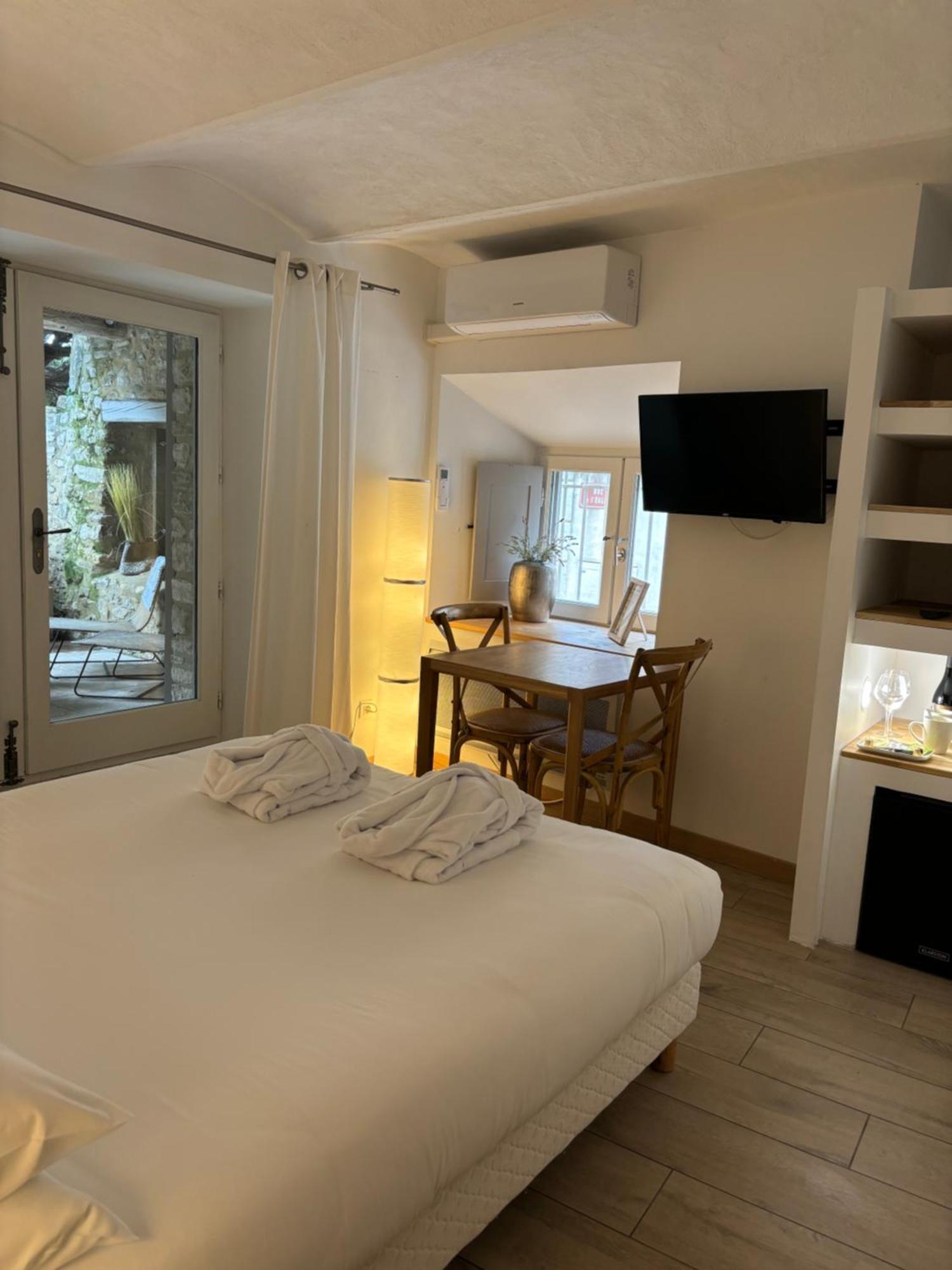 La Maison Des Vendangeurs - Table D'Hotes Le Soir Du Jeudi Au Dimanche- Jacuzzi - Balneo Spa - Acces Piscine Pour Toutes Les Chambres Sauf Studio Coquet- Piscine De Mai A Mi-Octobre Martignargues Екстер'єр фото
